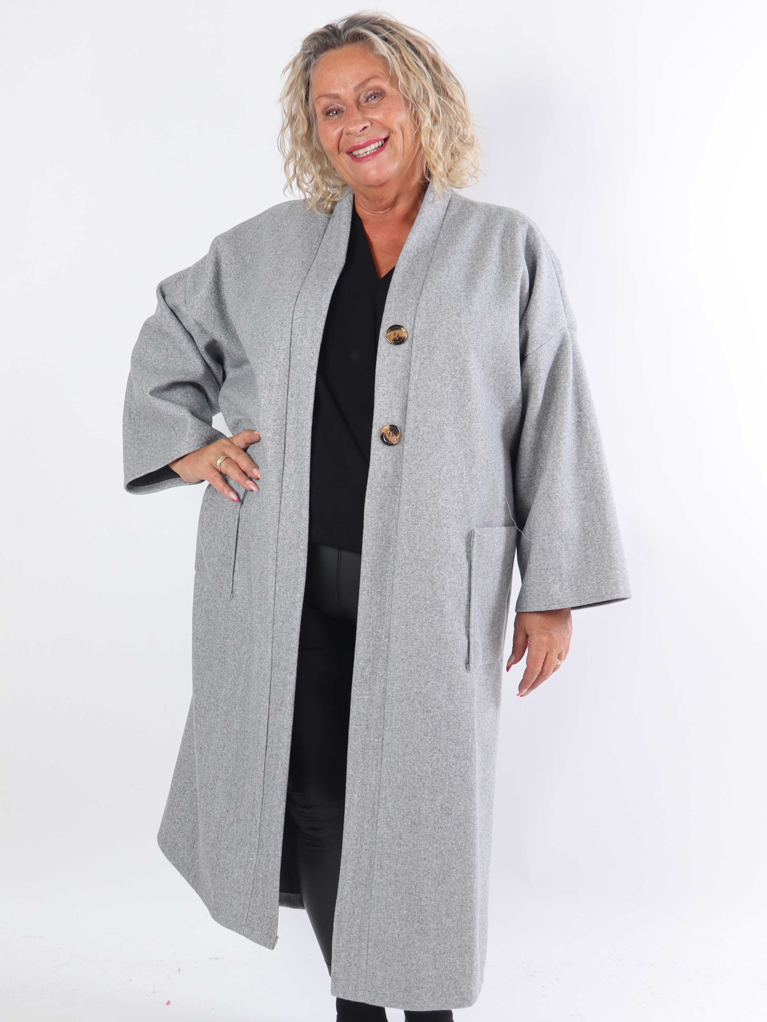 Abbelin - Lång plus size-kappa med dekorativa knappar